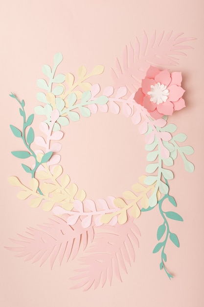 Foto postura plana de folhas de papel em fundo rosa pastel. moda de verão e moldura na moda