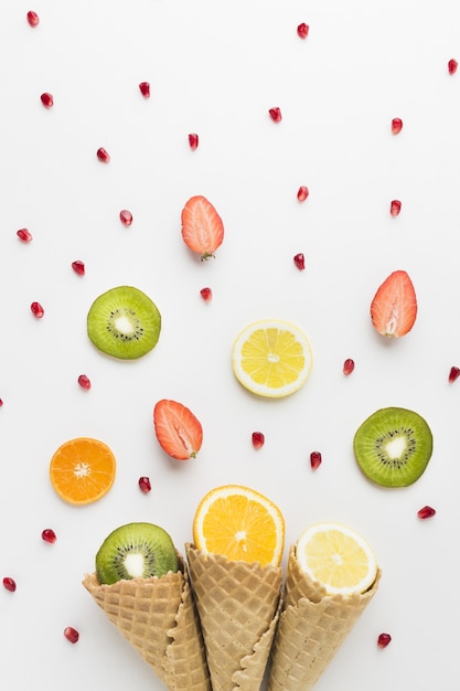 Postura plana de frutas e sorvete conceito de casquinha