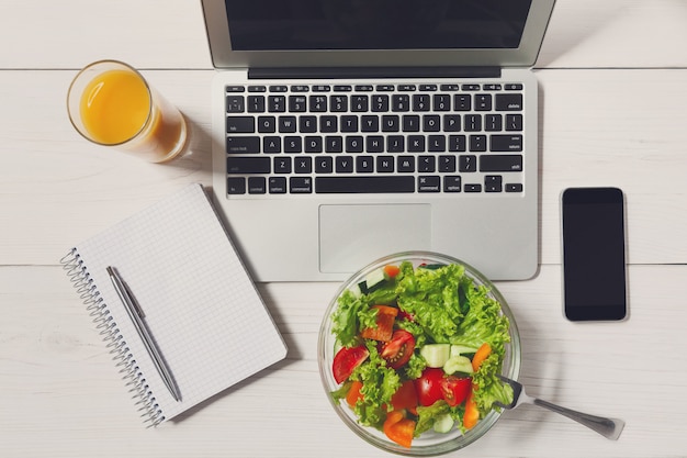 Postura plana de lanche saudável almoço de negócios no escritório