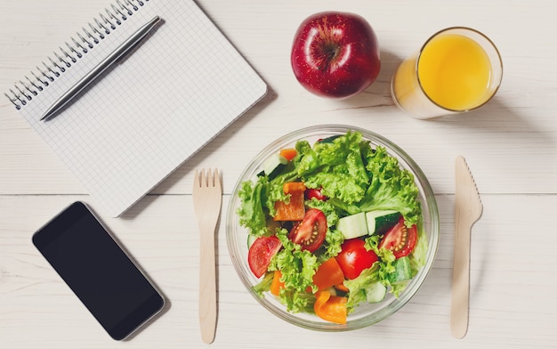 Postura plana de lanche saudável almoço de negócios no escritório