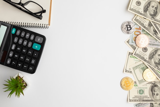 Foto postura plana de mesa com instrumentos financeiros