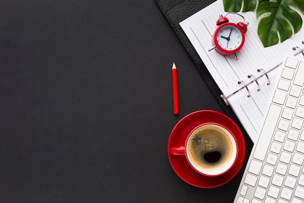 Foto postura plana de mesa de trabalho com café e teclado