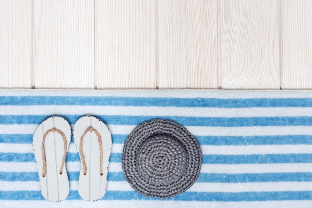 Postura plana de miniatura composta de área de lounge de praia com sapatos de verão