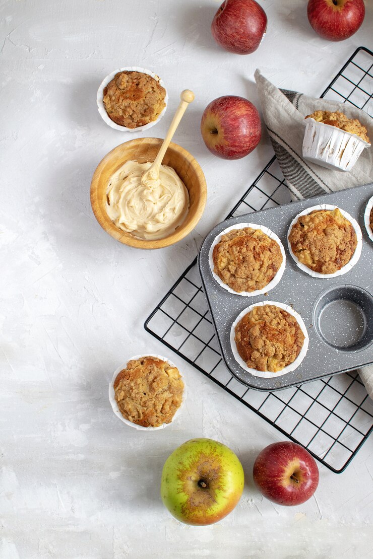Postura plana de muffins de maçã assada fresca