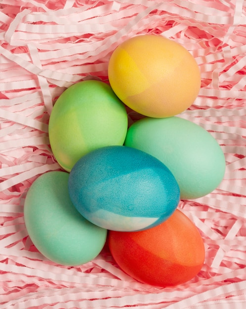 Foto postura plana de ovos coloridos para a páscoa