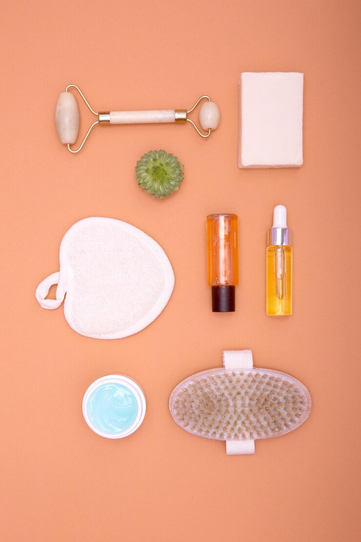 Foto postura plana de produtos cosméticos em um fundo laranja o conceito de cuidados faciais e corporais vista de cima da foto vertical