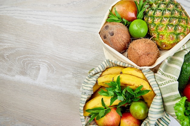 Postura plana de sacolas de algodão ecológicas para compras de supermercado com frutas e vegetais orgânicos