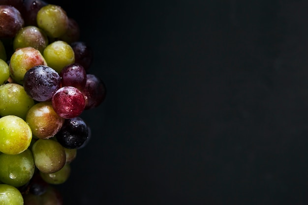 Postura plana de uvas de outono com espaço de cópia