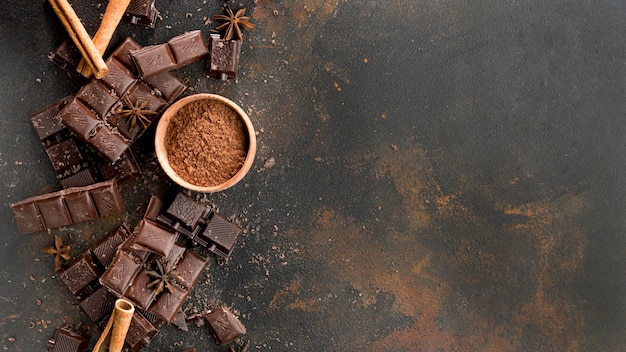 Postura plana do conceito de chocolate com espaço de cópia