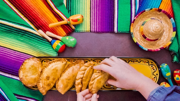 Foto postura plana. grandes empanadas caseiras com diferentes funcionários.