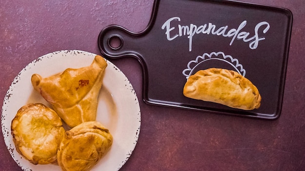 Foto postura plana. grandes empanadas caseiras com diferentes funcionários.