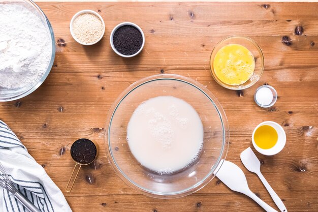 Postura plana. ingrediente na mesa para assar pão de chalá.