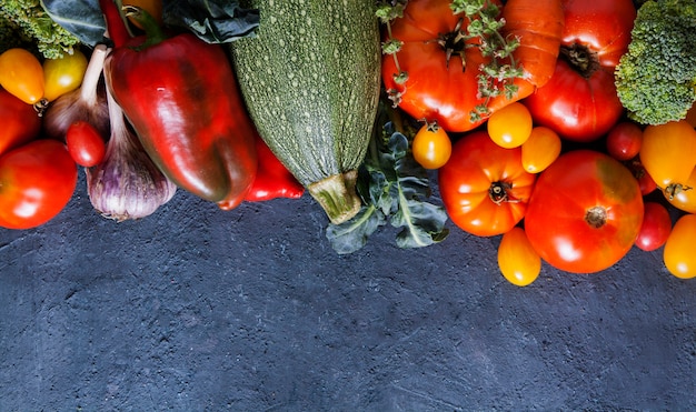 Postura plana Legumes frescos em um fundo escuro com um espaço de cópia.