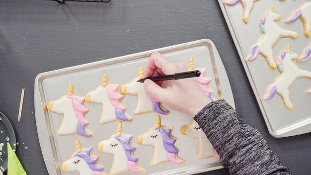 Postura plana. Passo a passo. Decorando biscoitos de açúcar de unicórnio com glacê real.