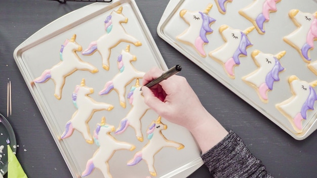 Postura plana. Passo a passo. Decorando biscoitos de açúcar de unicórnio com glacê real.