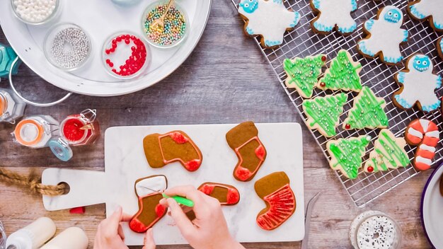 Postura plana. Passo a passo. Decorando biscoitos de gengibre e açúcar com glacê real para o Natal.