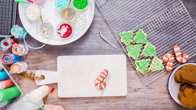 Postura plana. Passo a passo. Decorando biscoitos de gengibre e açúcar com glacê real para o Natal.