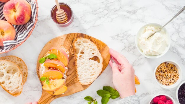 Postura plana. Passo a passo. Fazendo torradas de ricota com pêssegos e frutas orgânicas.