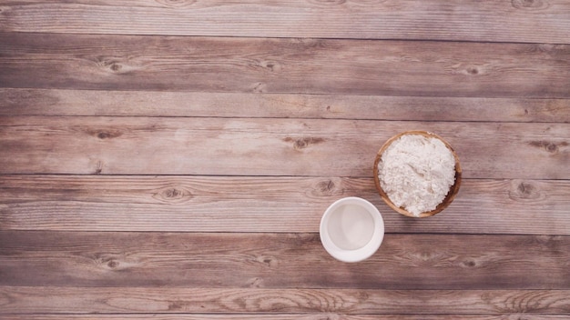 Postura plana. Passo a passo. Ingredientes para assar biscoitos de aveia em cima da mesa.