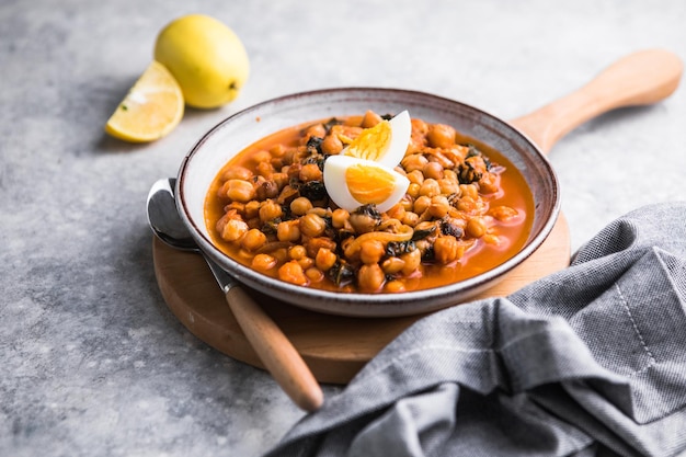 Potaje de vigilia - Kichererbseneintopf mit Spinat und Kabeljau. Typisches spanisches Essen für die Osterferien.