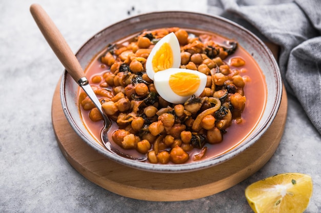 Potaje de vigilia - Kichererbseneintopf mit Spinat und Kabeljau. Typisches spanisches Essen für die Osterferien.