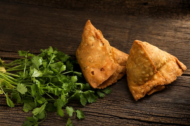 Potato samosa.spicy Street Food, berühmte Snacks in Indien