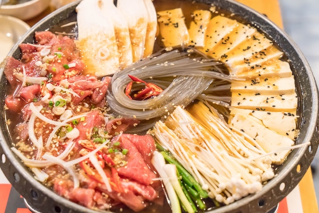 pote caliente de comida coreana (Budaejjigae)