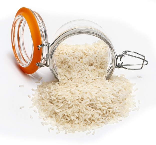 Pote com arroz branco cru e seco derramado