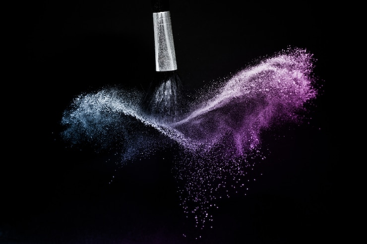 Foto pote cosmético do oceano roxo e azul espalhando