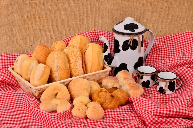 Pote de café com diferentes tipos de pão