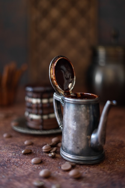 Pote de café vintage com gotas de chocolate quente