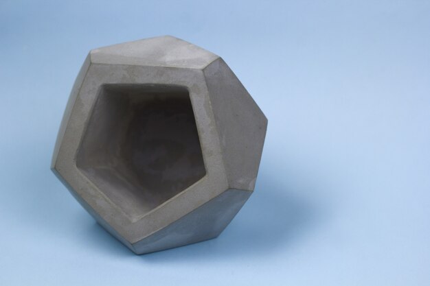 Pote de concreto para plantas, vazio, forma poligonal, fundo brilhante