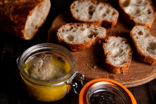 Pote de foie gras e fatias de baguete francesa Preparando canapés