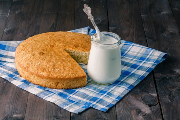 Pote de iogurte e torta na mesa