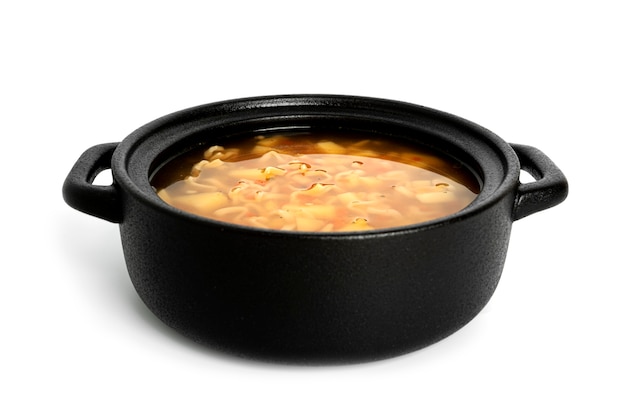 Pote de macarrão, sopa de macarrão em uma xícara, refeição asiática isolada em fundos brancos. Pote preto. Foto de alta qualidade