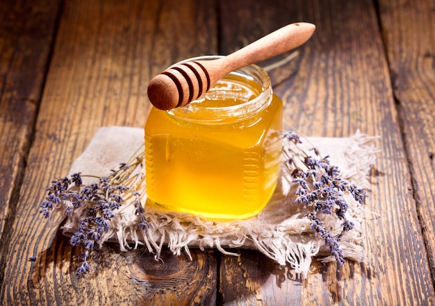 Pote de mel de lavanda na mesa de madeira