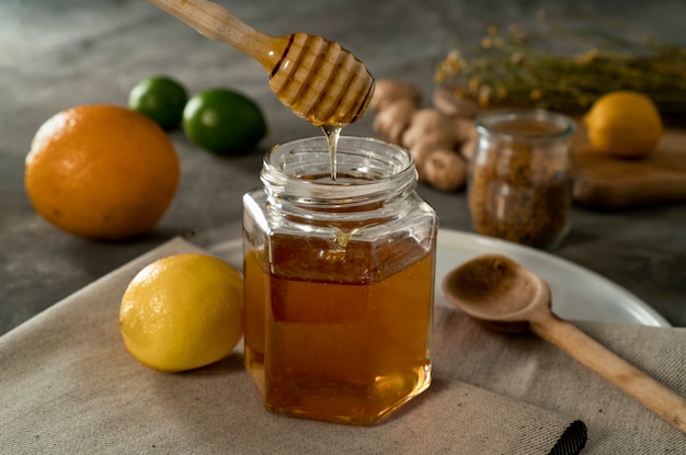 Pote de mel drenando com citros, pólen e gengibre
