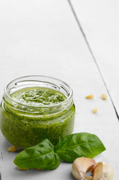 Foto pote de molho pesto