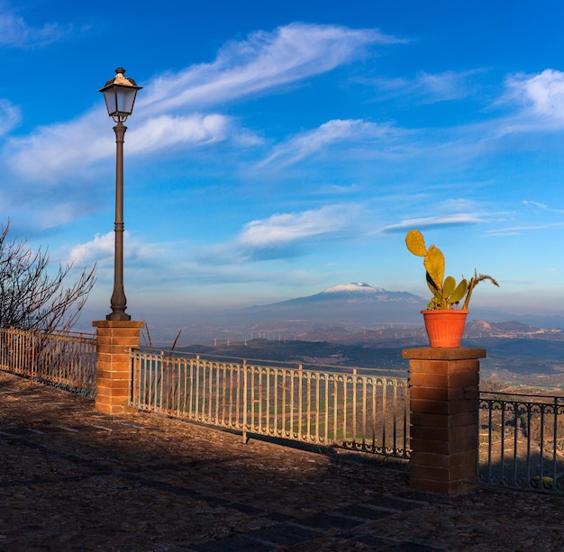 Pote de pera espinhosa e vulcão Etna Aidone