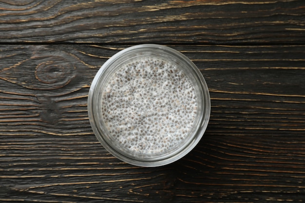 Pote de pudim de chia em fundo de madeira