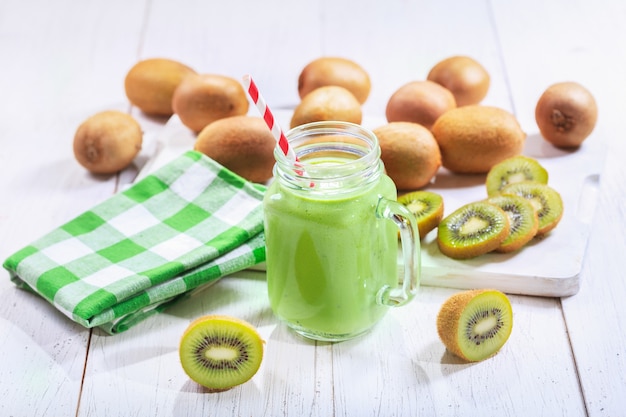 Pote de smoothie de kiwi com frutas frescas