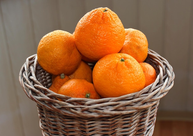 Pote de tecido caseiro cheio de frutos de tangerina laranja maduros Vista lateral detalhada Foto de stock