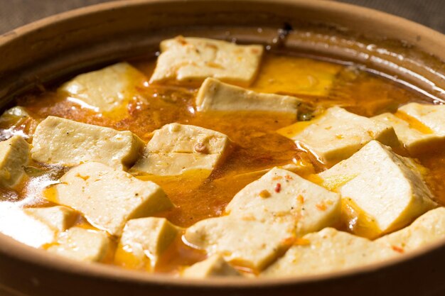 Pote de tofu asado seco en cilicio