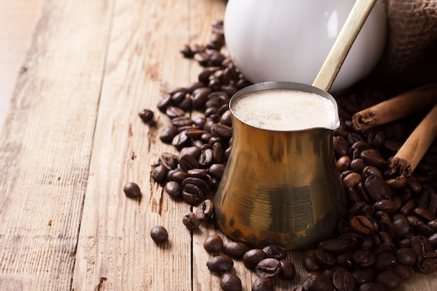 Pote viejo del café en fondo rústico de madera