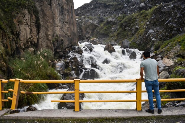 Potente descenso del río entre cerros