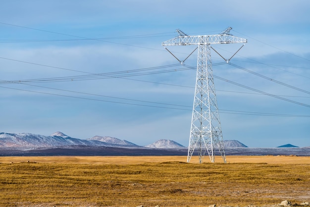 Potente pilón de energía eléctrica primer plano en la meseta tibetana