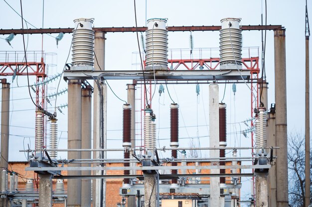 Foto potente planta de energía con piezas viejas que requieren reemplazo