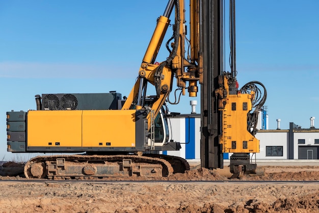 Potente plataforma de perforación hidráulica en un sitio de construcción El dispositivo de cimientos de pilotes Pilotes aburridos Equipo de construcción pesado