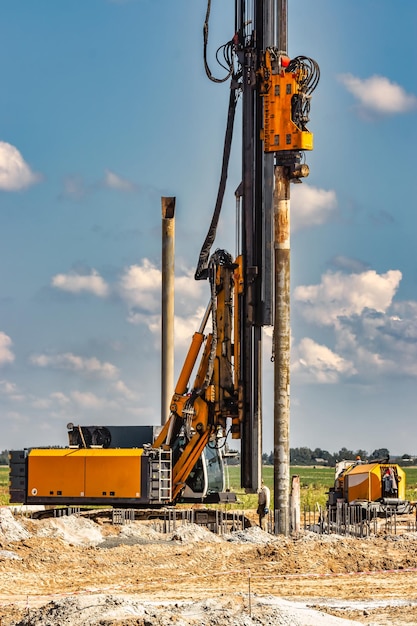 Potente plataforma de perforación hidráulica en un sitio de construcción El dispositivo de cimientos de pilotes Pilotes aburridos Equipo de construcción pesado