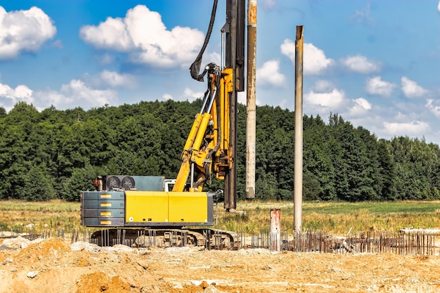 Potente plataforma de perforación hidráulica en un sitio de construcción El dispositivo de cimientos de pilotes Pilotes aburridos Equipo de construcción pesado